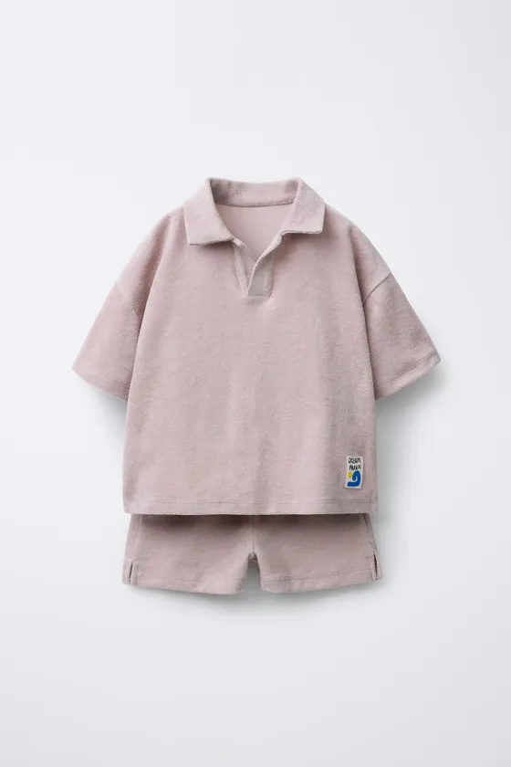 КОМПЛЕКТ ИЗ ФУТБОЛКИ-ПОЛО И ШОРТОВ ИЗ МАХРОВОЙ ТКАНИ С НАШИВКОЙ