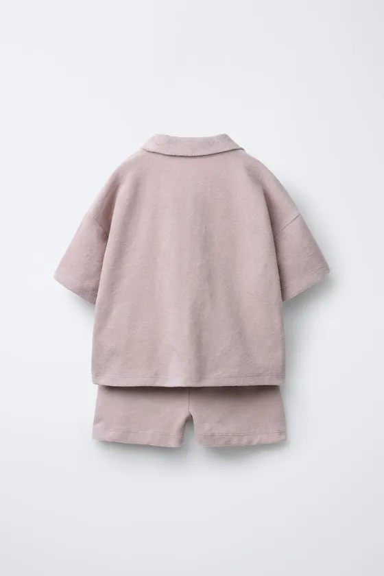 КОМПЛЕКТ ИЗ ФУТБОЛКИ-ПОЛО И ШОРТОВ ИЗ МАХРОВОЙ ТКАНИ С НАШИВКОЙ