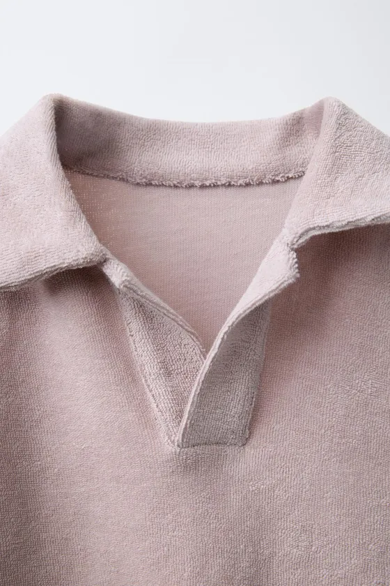 КОМПЛЕКТ ИЗ ФУТБОЛКИ-ПОЛО И ШОРТОВ ИЗ МАХРОВОЙ ТКАНИ С НАШИВКОЙ