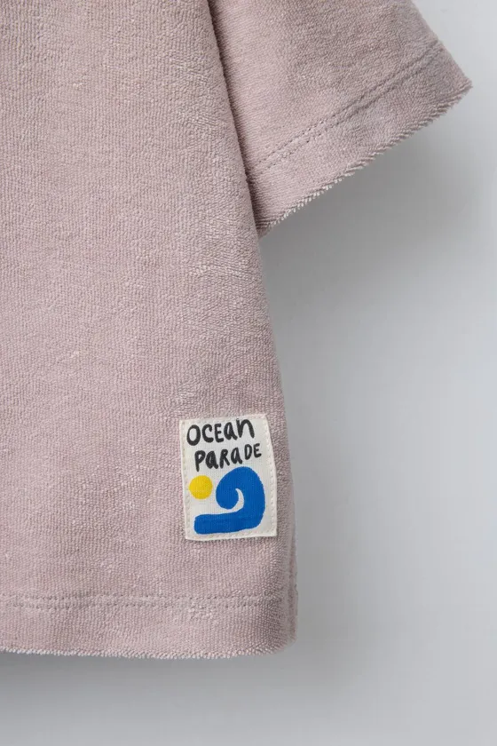 КОМПЛЕКТ ИЗ ФУТБОЛКИ-ПОЛО И ШОРТОВ ИЗ МАХРОВОЙ ТКАНИ С НАШИВКОЙ