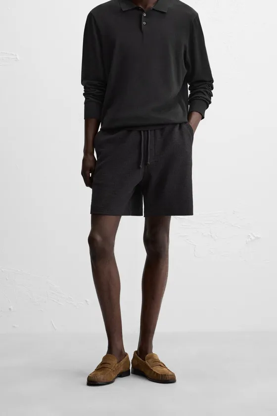 ШОРТЫ-ДЖОГГЕРЫ ИЗ РЕЛЬЕФНОЙ ТКАНИ