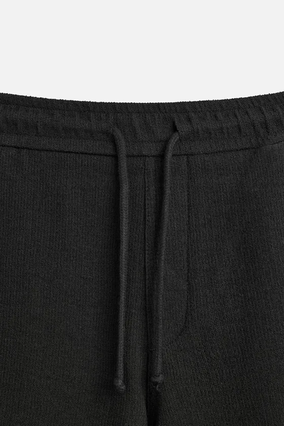 ШОРТЫ-ДЖОГГЕРЫ ИЗ РЕЛЬЕФНОЙ ТКАНИ