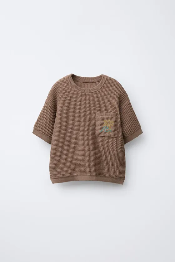 ТРИКОТАЖНАЯ ФУТБОЛКА С ВЫШИТЫМ КАРМАНОМ