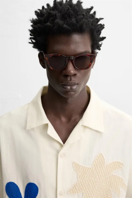 РУБАШКА С КОНТРАСТНЫМИ НАШИВКАМИ