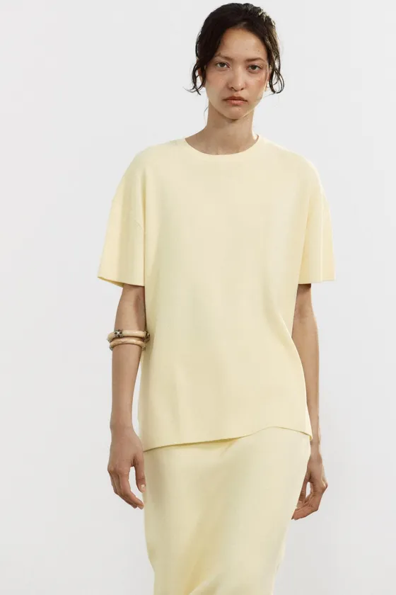 ТРИКОТАЖНЫЙ ТОП ОВЕРСАЙЗ С КОРОТКИМИ РУКАВАМИ