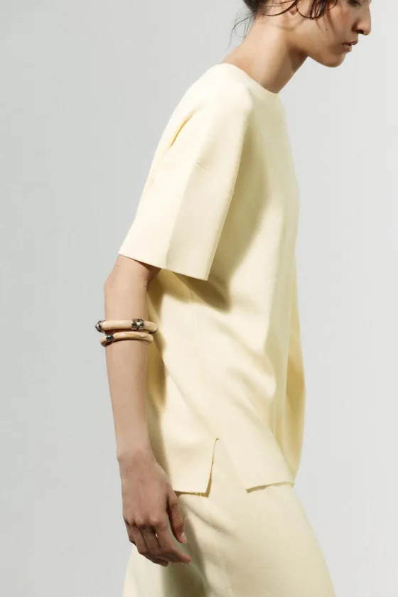 ТРИКОТАЖНЫЙ ТОП ОВЕРСАЙЗ С КОРОТКИМИ РУКАВАМИ