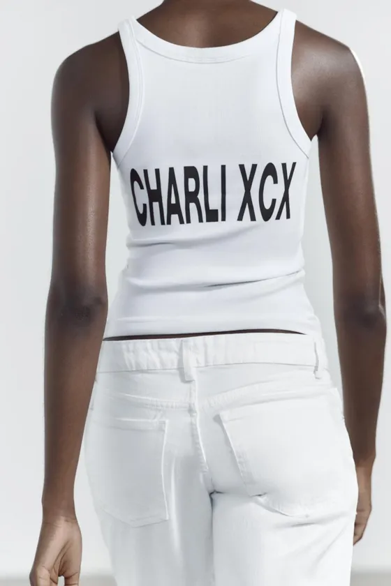 ТОП С БРЕТЕЛЯМИ И НАДПИСЬЮ CHARLIE XCX©
