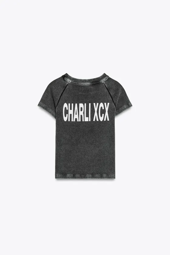 ФУТБОЛКА ИЗ ТКАНИ С ЭФФЕКТОМ ПОТЕРТОСТИ С НАДПИСЬЮ CHARLIE XCX©