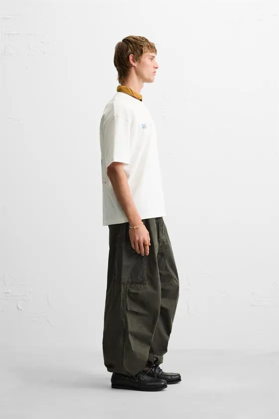 ФУТБОЛКА ИЗ ТКАНИ С ЭФФЕКТОМ ПОТЕРТОСТИ С ПРИНТОМ