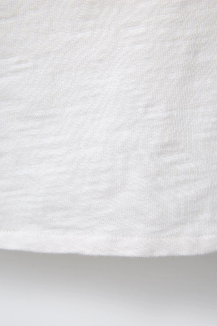 Футболка с застежкой henley и комбинированной текстурой