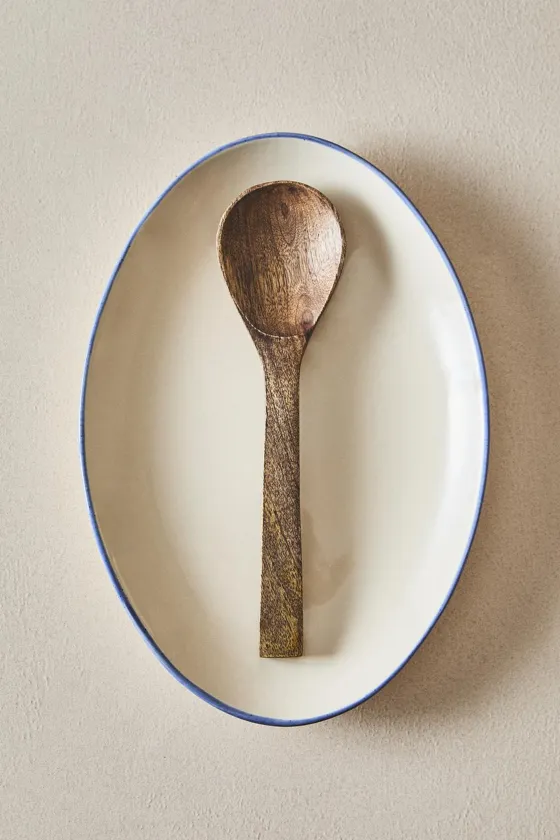 сервировочное блюдо из керамики с контрастным ободком