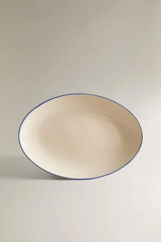 сервировочное блюдо из керамики с контрастным ободком
