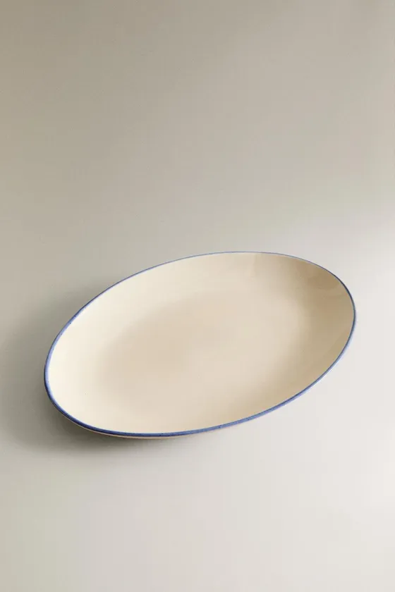 сервировочное блюдо из керамики с контрастным ободком