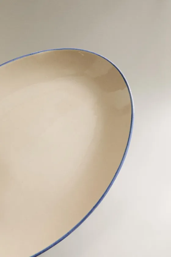 сервировочное блюдо из керамики с контрастным ободком