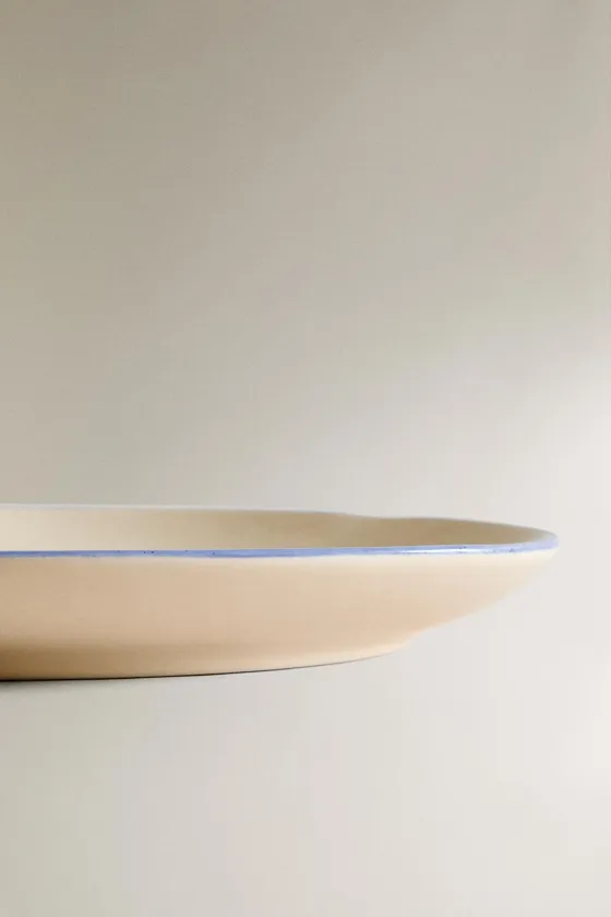 сервировочное блюдо из керамики с контрастным ободком