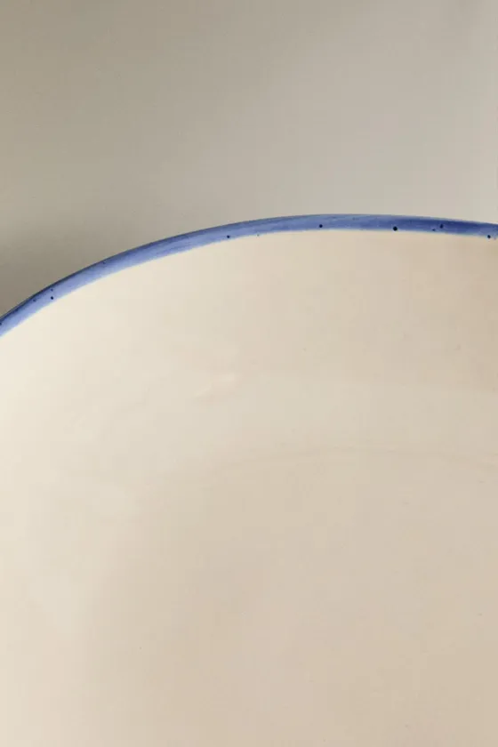 сервировочное блюдо из керамики с контрастным ободком