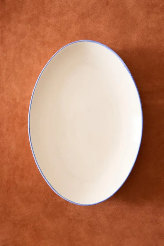 сервировочное блюдо из керамики с контрастным ободком