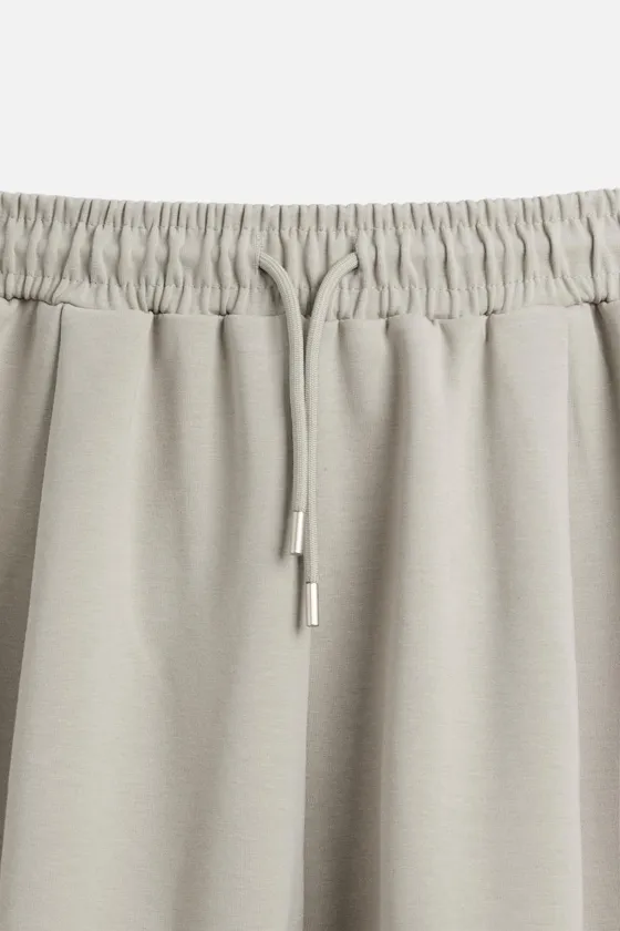 ДЖОГГЕРЫ WIDE-LEG ИЗ ВЫСОКОТЕХНОЛОГИЧНОЙ ТКАНИ