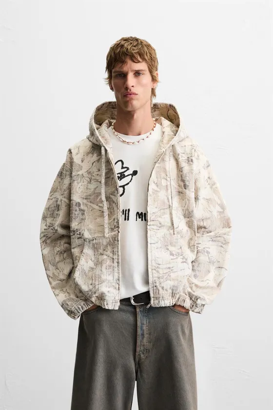 ДЖИНСОВАЯ КУРТКА С АБСТРАКТНЫМ ПРИНТОМ