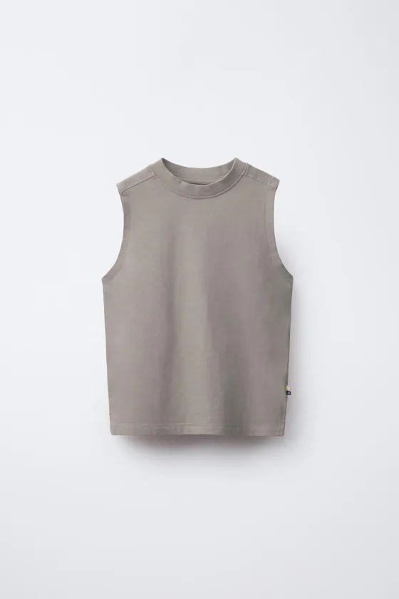 ОДНОТОННЫЙ ТОП БЕЗ РУКАВОВ С НАШИВКОЙ