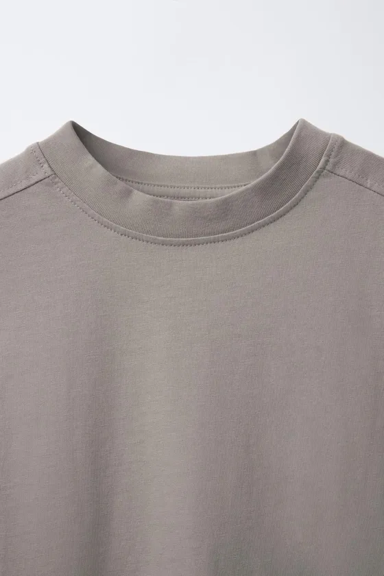 ОДНОТОННЫЙ ТОП БЕЗ РУКАВОВ С НАШИВКОЙ