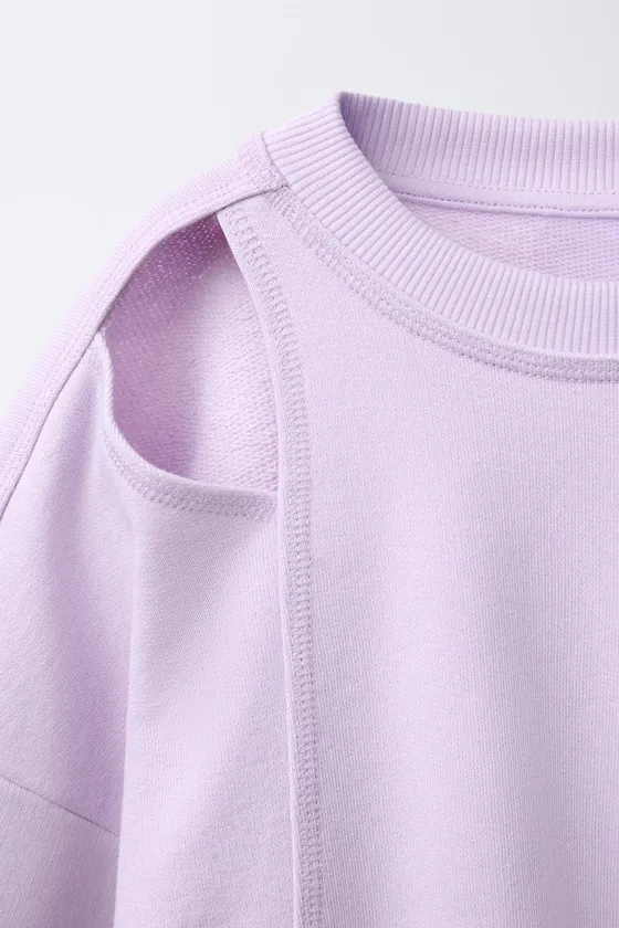 ТОЛСТОВКА С ВЫРЕЗАМИ