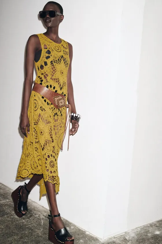 ПЛАТЬЕ АСИММЕТРИЧНОГО КРОЯ ИЗ КРУЖЕВА КРОШЕ