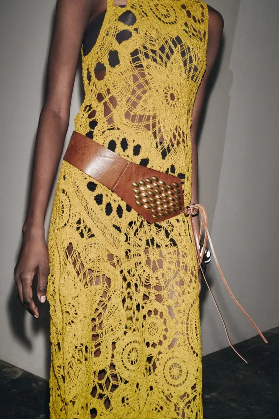 ПЛАТЬЕ АСИММЕТРИЧНОГО КРОЯ ИЗ КРУЖЕВА КРОШЕ