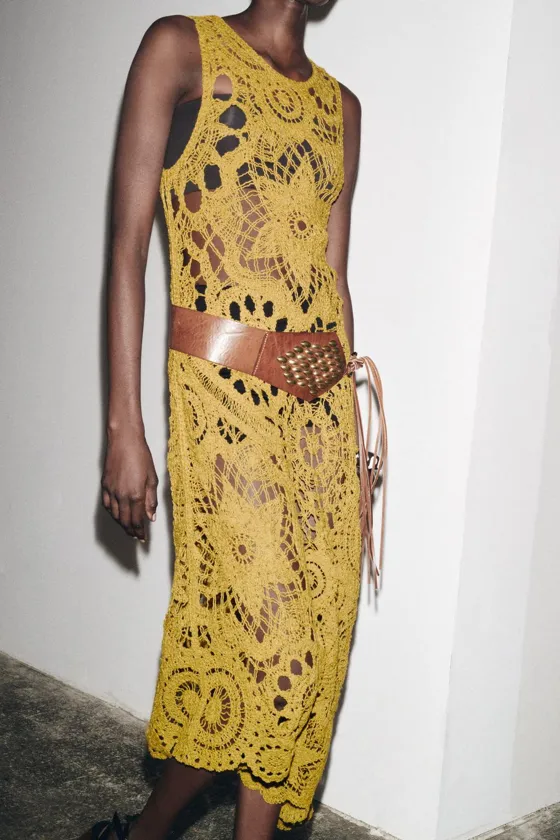 ПЛАТЬЕ АСИММЕТРИЧНОГО КРОЯ ИЗ КРУЖЕВА КРОШЕ