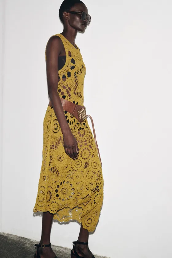 ПЛАТЬЕ АСИММЕТРИЧНОГО КРОЯ ИЗ КРУЖЕВА КРОШЕ