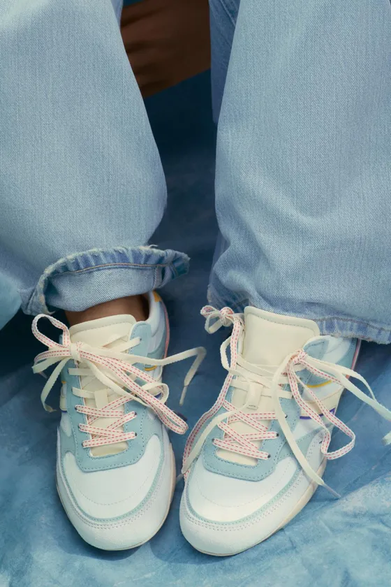 БЕГОВЫЕ КРОССОВКИ С РАЗНОЦВЕТНЫМИ ВСТАВКАМИ