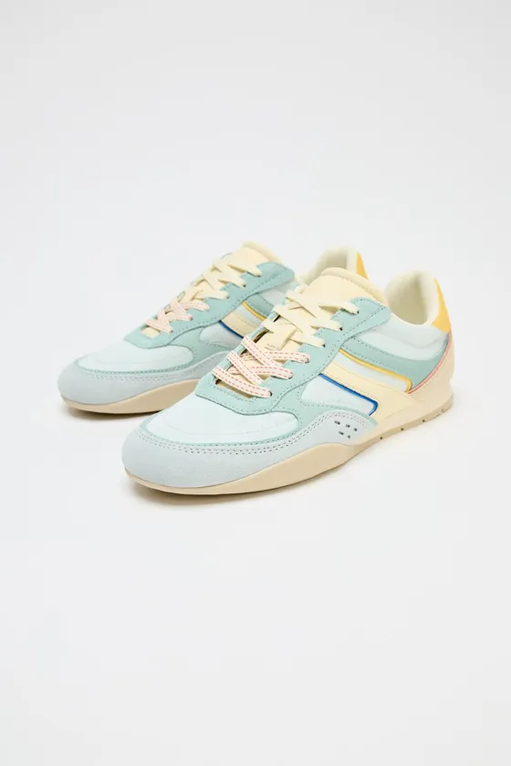 БЕГОВЫЕ КРОССОВКИ С РАЗНОЦВЕТНЫМИ ВСТАВКАМИ