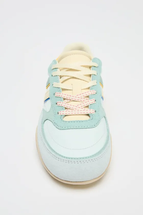 БЕГОВЫЕ КРОССОВКИ С РАЗНОЦВЕТНЫМИ ВСТАВКАМИ