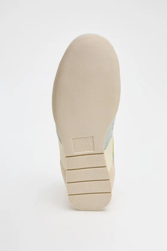 БЕГОВЫЕ КРОССОВКИ С РАЗНОЦВЕТНЫМИ ВСТАВКАМИ