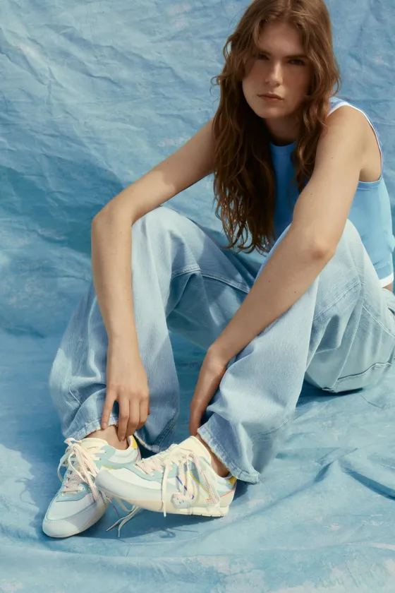 БЕГОВЫЕ КРОССОВКИ С РАЗНОЦВЕТНЫМИ ВСТАВКАМИ