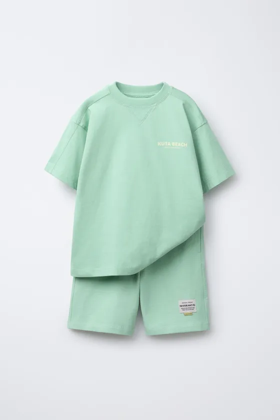 КОМПЛЕКТ ИЗ ФУТБОЛКИ И ШОРТОВ С НАДПИСЬЮ