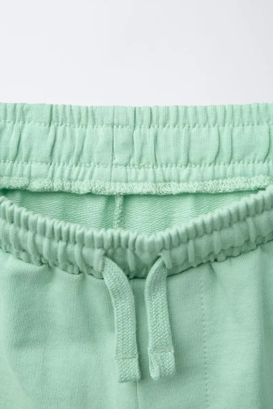 КОМПЛЕКТ ИЗ ФУТБОЛКИ И ШОРТОВ С НАДПИСЬЮ