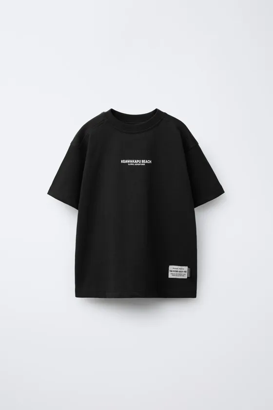 КОМПЛЕКТ ИЗ ФУТБОЛКИ И ШОРТОВ С НАДПИСЬЮ