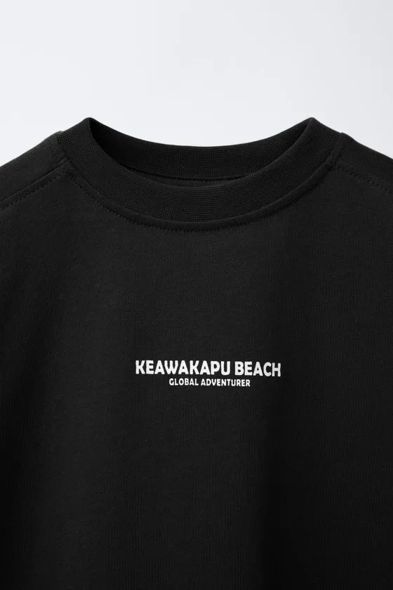 КОМПЛЕКТ ИЗ ФУТБОЛКИ И ШОРТОВ С НАДПИСЬЮ