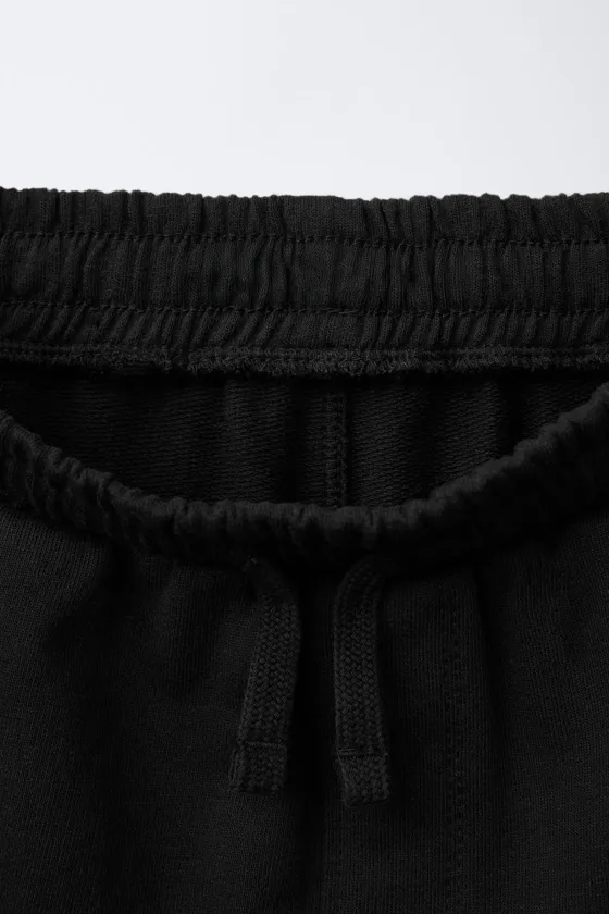 КОМПЛЕКТ ИЗ ФУТБОЛКИ И ШОРТОВ С НАДПИСЬЮ