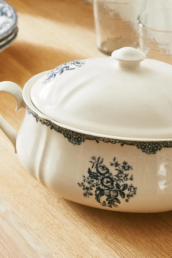 сервировочная супница из фаянса с цветочным рисунком
