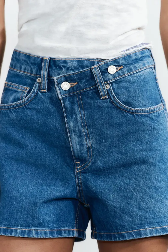 ДЖИНСОВЫЕ ШОРТЫ TRF С ВЫСОКОЙ ПОСАДКОЙ MOM FIT И КОСОЙ ЗАСТЕЖКОЙ