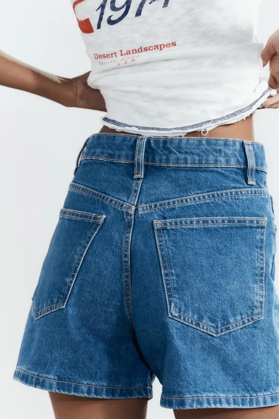 ДЖИНСОВЫЕ ШОРТЫ TRF С ВЫСОКОЙ ПОСАДКОЙ MOM FIT И КОСОЙ ЗАСТЕЖКОЙ
