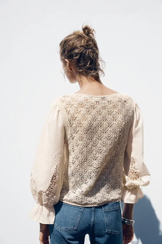 ТОП ИЗ АЖУРНОГО ТРИКОТАЖА С РУКАВАМИ ИЗ ТКАНИ