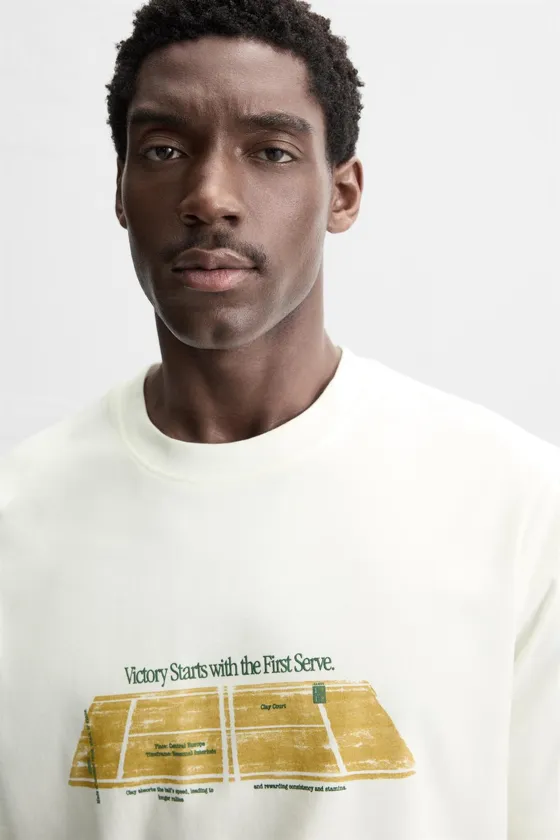 ФУТБОЛКА С КОНТРАСТНЫМ ПРИНТОМ