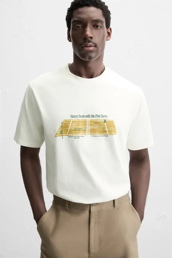 ФУТБОЛКА С КОНТРАСТНЫМ ПРИНТОМ