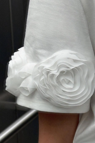 Футболка с объемными цветами- Заказать в России