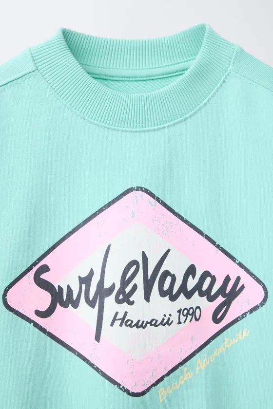 УКОРОЧЕННАЯ ТОЛСТОВКА С ПРИНТОМ