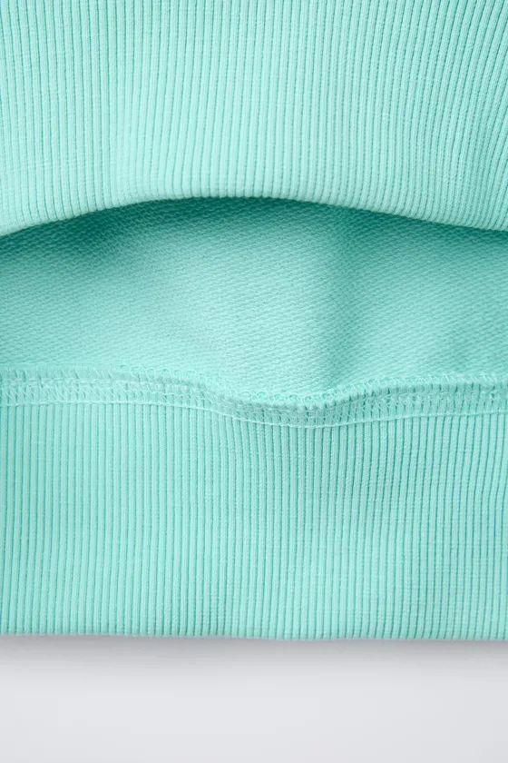 УКОРОЧЕННАЯ ТОЛСТОВКА С ПРИНТОМ