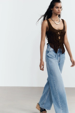 Топ со сборками и завязками